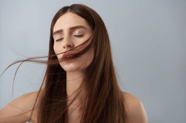 Açık mavi renkli karşı poz güzel uzun saçlı sevimli kız