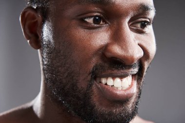 Pozitifliği ifade bir neşeli yakışıklı afro Amerikalı adam portresi