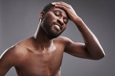 Memnun yakışıklı afro Amerikalı adam zevk gözlerinde kapanış