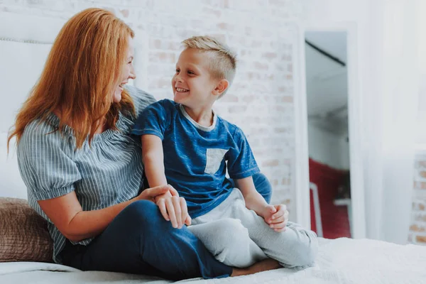 Glad mamma och Lille son spendera tid hemma — Stockfoto