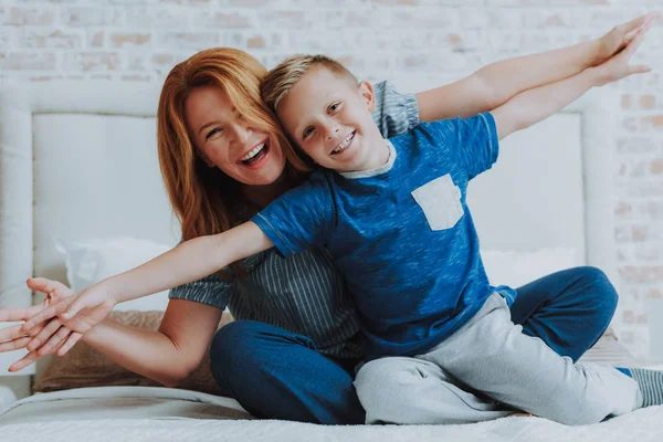 Feliz mamá e hijo pequeño divirtiéndose en casa —  Fotos de Stock