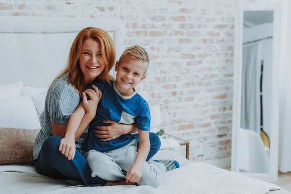 Madre e hijo pequeño divirtiéndose en casa —  Fotos de Stock