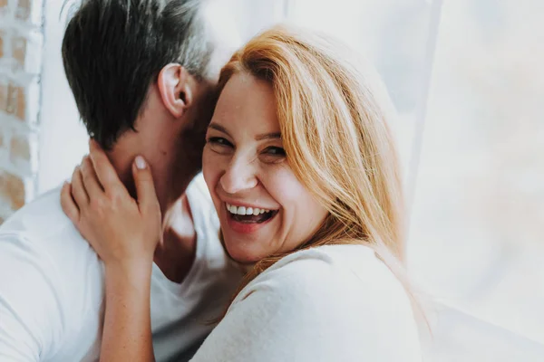Liefde en plezier tussen gelukkige volwassen paar — Stockfoto