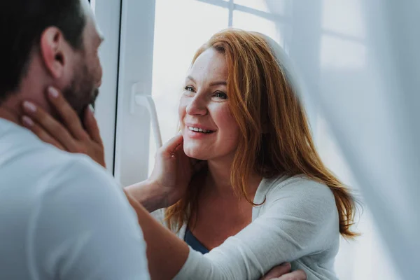 Gelukkig verliefde paar kijken naar elkaar — Stockfoto