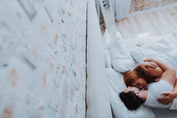 Счастливая семейная пара спит в постели вместе — стоковое фото