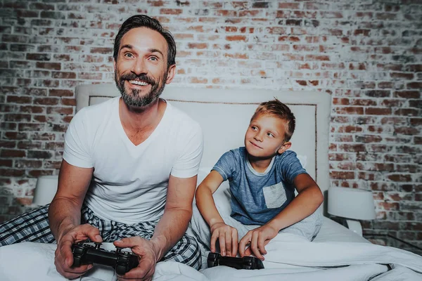 Šťastný syn a rodiče se těší jejich konkurence — Stock fotografie