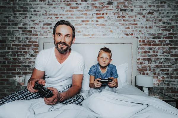 快乐的父亲和儿子玩游戏机 — 图库照片