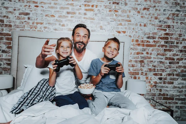 Buon padre e figli che giocano con la console di gioco — Foto Stock