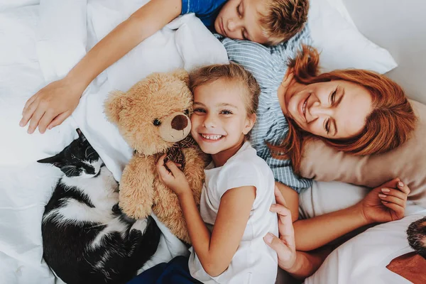 Cerca de la familia disfrutando juntos después de despertar —  Fotos de Stock