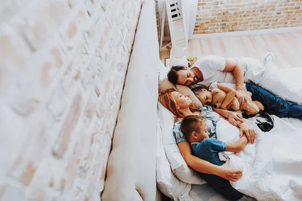 Gelukkige geliefde familie slapen samen in bed — Stockfoto