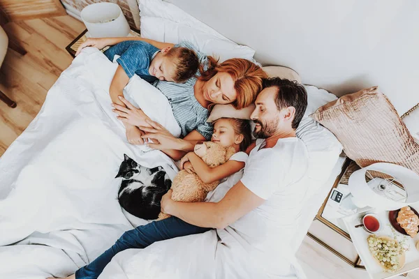 Top ver feliz familia durmiendo juntos en la cama — Foto de Stock