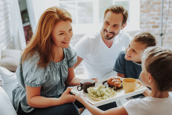 Glückliche Kinder bringen den Eltern das Frühstück ins Bett — Stockfoto