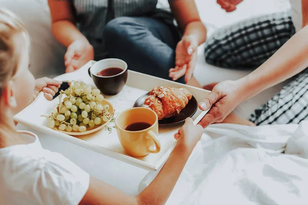 Gelukkig kind ontbijt om ouders in bed — Stockfoto