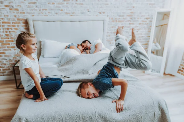 Glada två barn ha roligt och spela tillsammans — Stockfoto