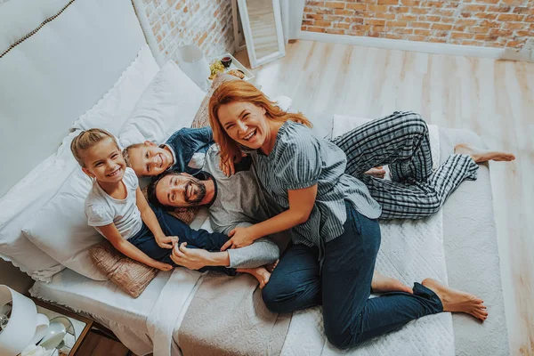 Sonriente familia pasando tiempo juntos en la mañana — Foto de Stock