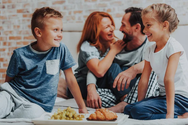 Samen ontbijten in de ochtend en gelukkige familie — Stockfoto
