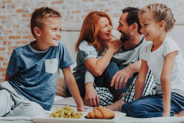 Felice famiglia che fa colazione insieme al mattino — Foto Stock