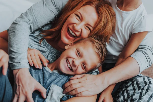 Gelukkig moeder en haar zoon omhelzen elkaar — Stockfoto