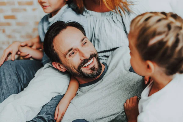 Feliz pai e filha se divertindo juntos — Fotografia de Stock