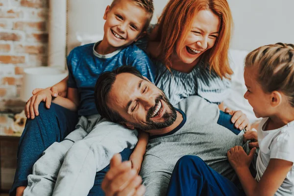 Genitori felici e due bambini che ridono insieme — Foto Stock