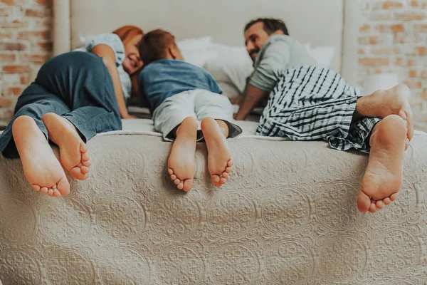 Portret rodziny trzy pary stóp w łóżku — Zdjęcie stockowe