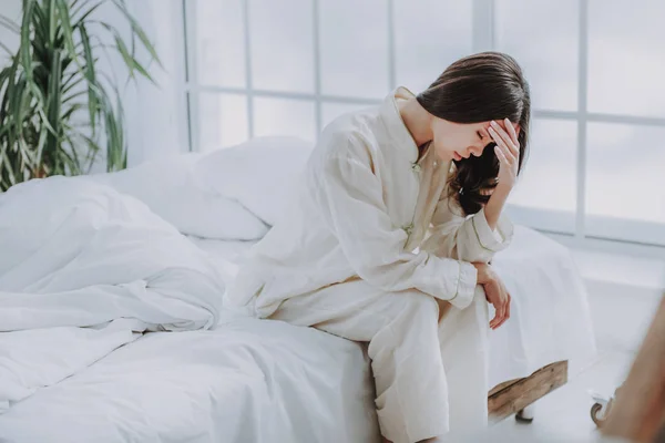 Mujer asiática estresada expresando decepción en el dormitorio —  Fotos de Stock