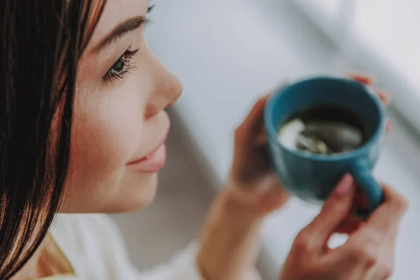 Profilo di giovane signora degustazione di tè caldo con limone — Foto Stock