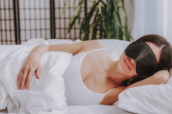 Felice donna asiatica dormire in camera da letto a casa — Foto Stock