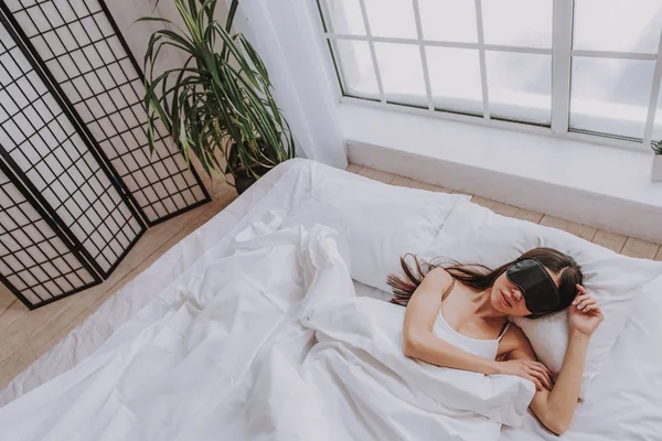 Calma joven asiático chica durmiendo en acogedor apartamento —  Fotos de Stock