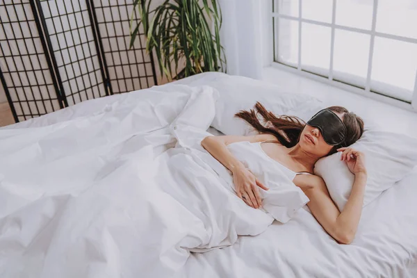 Mujer joven y tranquila soñando por la mañana en casa —  Fotos de Stock