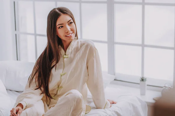 Hermosa mujer asiática descansando en su dormitorio —  Fotos de Stock