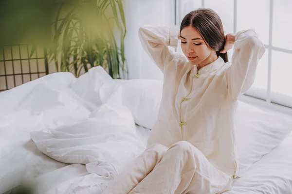 Spokojny ładny asian kobieta relaksujący w przytulne mieszkanie — Zdjęcie stockowe