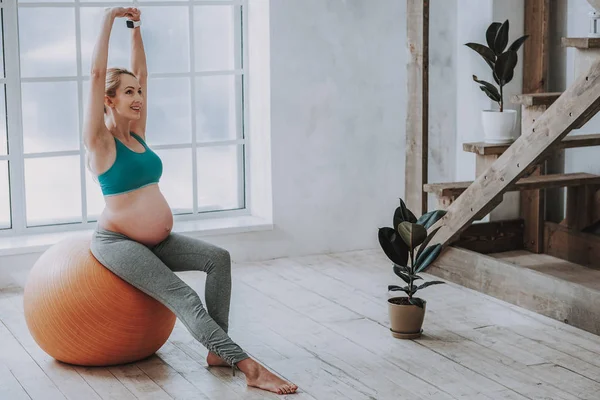 Glücklich schwangere Frau macht Pilates zu Hause — Stockfoto
