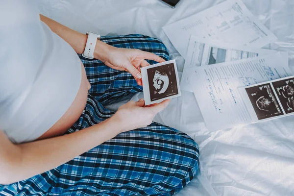 Framtida mamma tittar på baby på ultraljud foto — Stockfoto