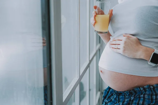 Bicchiere di frutta fresca in mano della donna incinta — Foto Stock