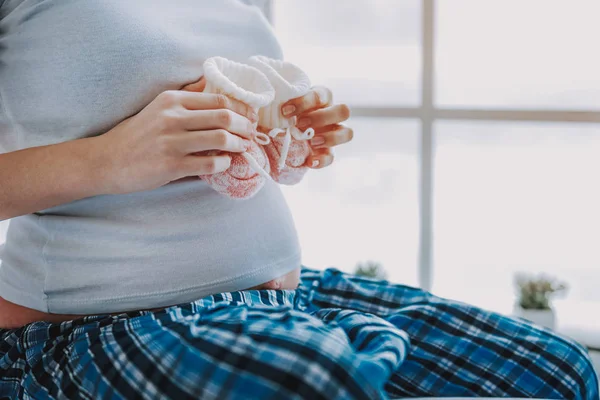 Terhes nő kis zsákmányt tartja kezében — Stock Fotó