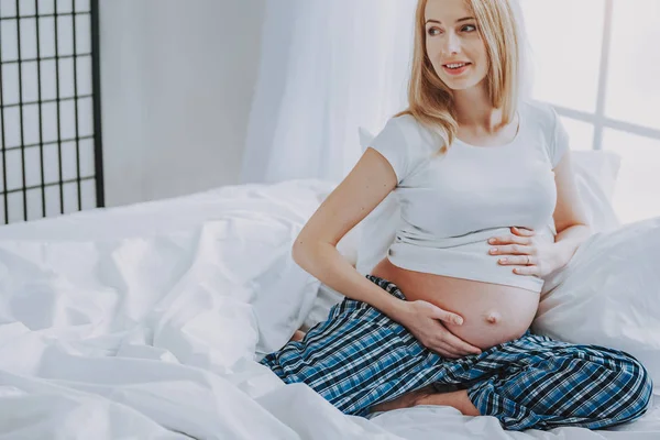 Estoy Esperando Mujer Embarazada Bastante Feliz Sentada Cómodamente Cama Mirando —  Fotos de Stock