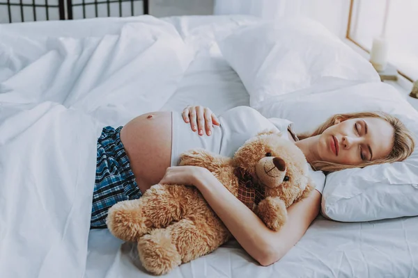 Schöne werdende Mutter mit Ruhe im Bett — Stockfoto