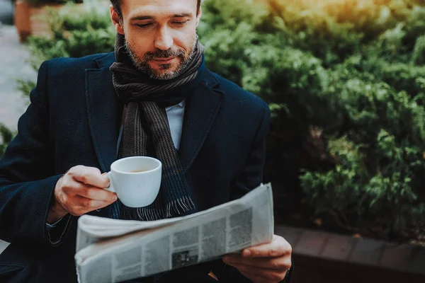 L'homme élégant lit le journal avec une tasse de café à l'extérieur — Photo