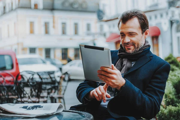 Χαλαρός άνθρωπος χρησιμοποιεί touchpad σε ανοιχτό καφέ — Φωτογραφία Αρχείου