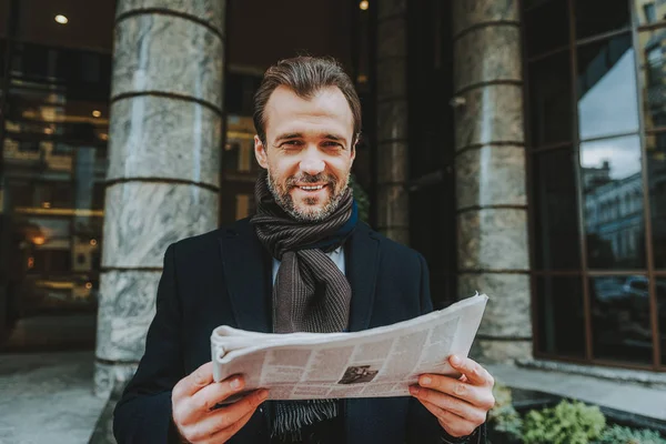 명랑 한 성인 남자 야외 신문 읽으십시오 — 스톡 사진
