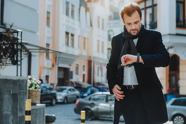 검은 코트에 세련 된 실업가 도시에 서두르고 — 스톡 사진