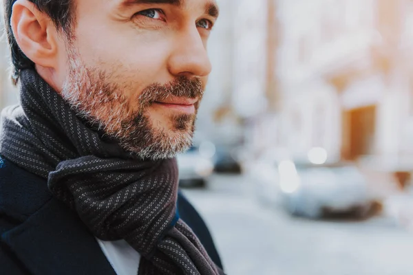 Tranquilo hombre de abrigo negro está caminando en la ciudad — Foto de Stock