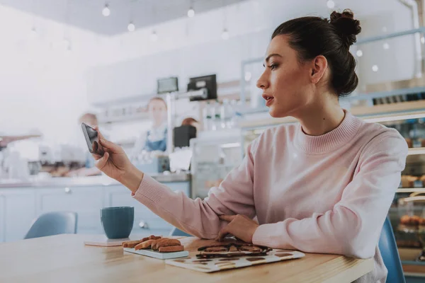 Atractiva joven mujer haciendo selfies en el café —  Fotos de Stock