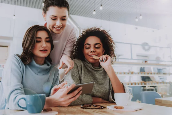 Positieve vrienden rusten in het café samen — Stockfoto