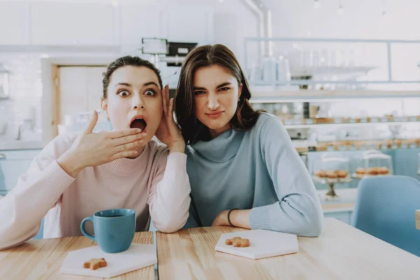 Емоційні друзі-жінки сидять у кафе — стокове фото
