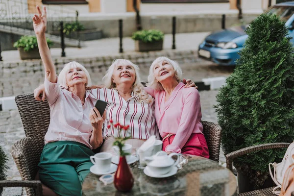 Drei schöne alte Damen ruhen sich gemeinsam aus — Stockfoto