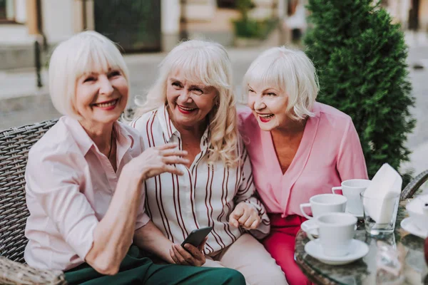 Tres hermosas damas sentadas en el café — Foto de Stock