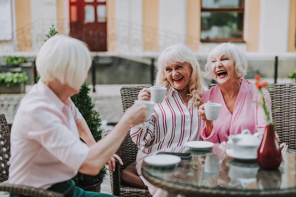 Lachende alte Frauen trinken zusammen Tee — Stockfoto
