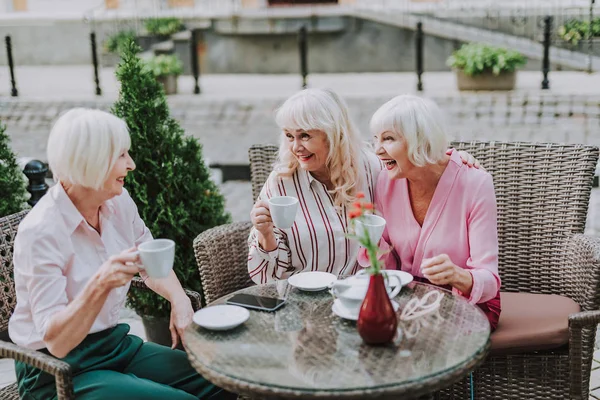 Kauniita naisia keskustelemassa kahvilassa — kuvapankkivalokuva